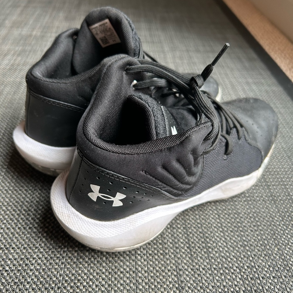 Boys Under Armour basketball shoes size 7